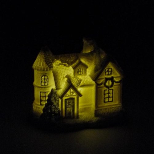 Fehér-ezüstvilágítós házikó közepes