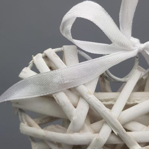 Fehér vessző szív fém vázon 10cm