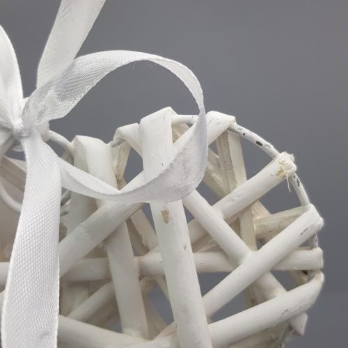 Fehér vessző szív fém vázon 15cm