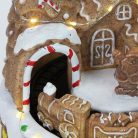 Világítós mézeskalács ház, vonattal