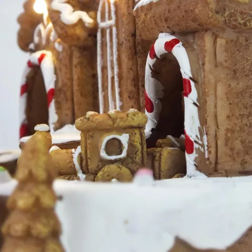 Világítós mézeskalács ház, vonattal