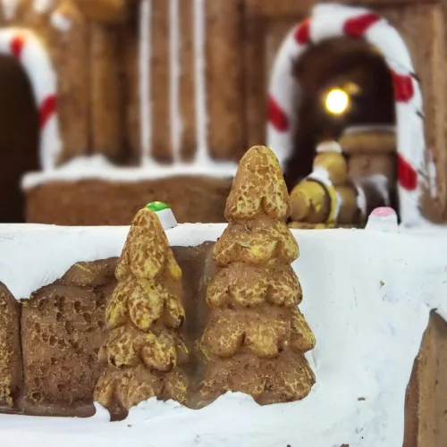 Világítós mézeskalács ház, vonattal