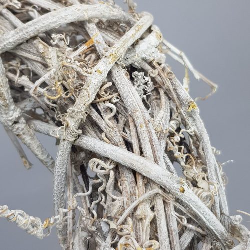 Inda koszorú fém vázon kicsi 24cm