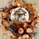 Nyomtatott fa tábla koszorú közép - Fehér-narancs tök házzal 11,8cm