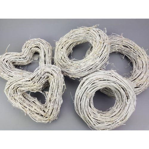 Fonott vessző szív dekoráció lyukas 22cm