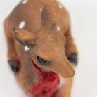 Kerámia fekvő barna őzike sállal