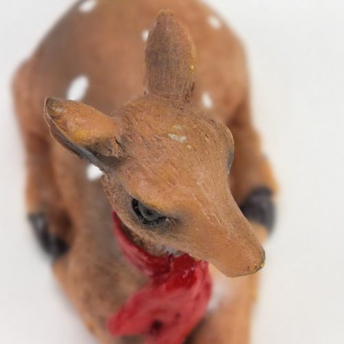 Kerámia fekvő barna őzike sállal