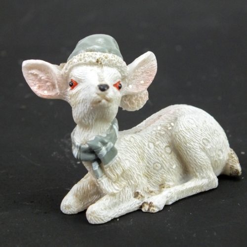 Kerámia glitteres fekvő fehér őzike sapkában 2 féle