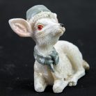 Kerámia glitteres fekvő fehér őzike sapkában 2 féle