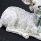 Kerámia glitteres fekvő fehér őzike sapkában 2 féle