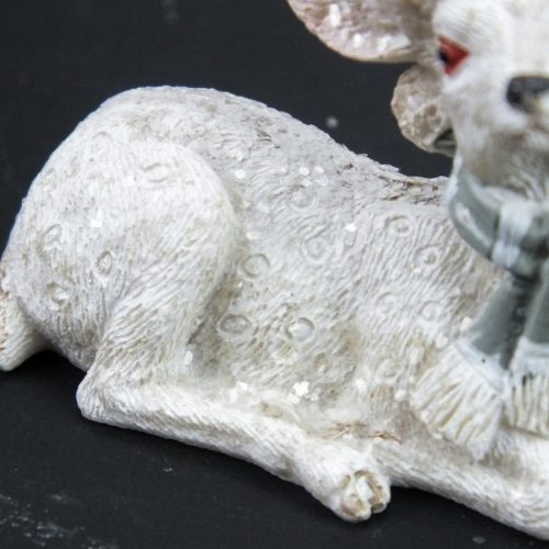 Kerámia glitteres fekvő fehér őzike sapkában 2 féle