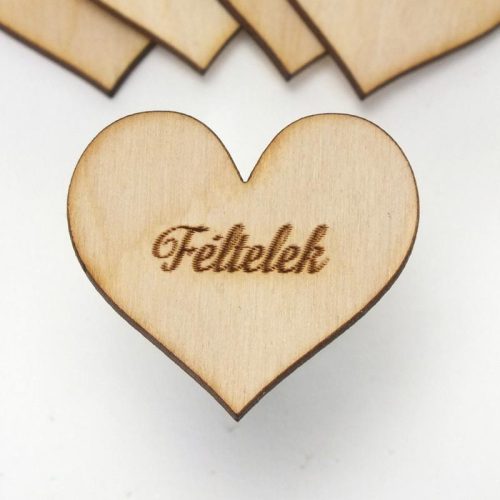 Natúr fa - " Féltelek" gravírozott szív 4x4,5cm 5db/csomag