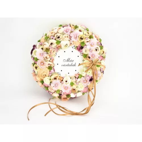Díszes "Már vártalak" tábla koszorúra fehér 18cm