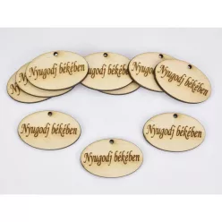   Natúr fa -"Nyugodj békében!" ovál gravírozott tábla 2,5x4cm 10db/csomag