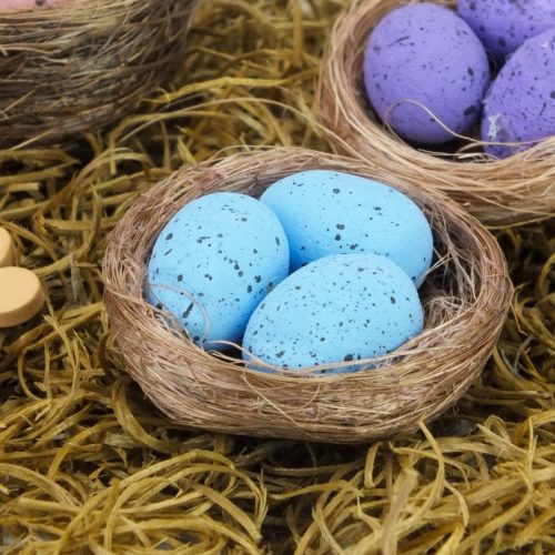 Tojások fészekben lila-rózsaszín-kék