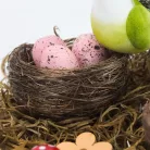 Tojások fészekben lila-rózsaszín-kék