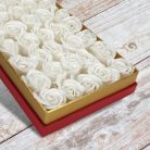 Prémium szappanrózsa szelence átlátszó tetejű piros dobozban - fehér rózsával