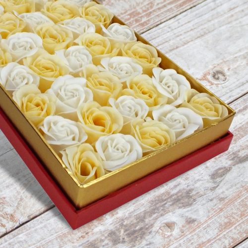 Prémium szappanrózsa szelence átlátszó tetejű piros dobozban - krém és fehér rózsával