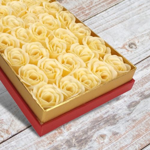 Prémium szappanrózsa szelence átlátszó tetejű piros dobozban - krém rózsával